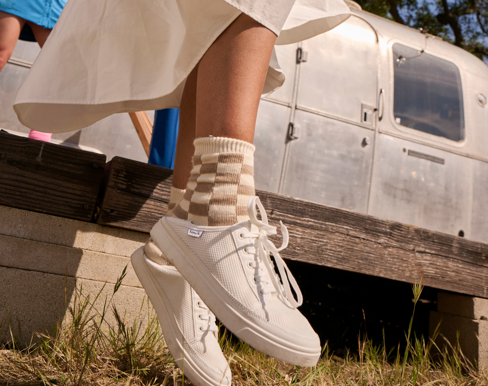 (white)